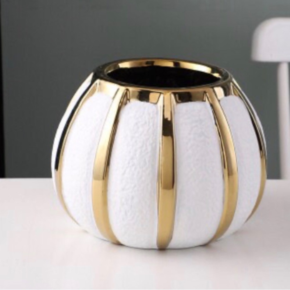 A beautiful textured ceramic flower vase - Picture 2 of 13